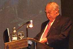 Prof. R. Vara Thorbeck durante la Conferencia Inagural